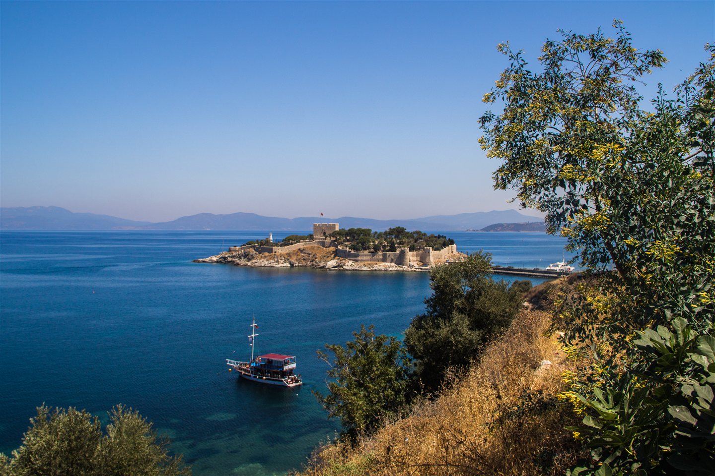 Kuşadası Güvercinada ve Ege Denizi kıyısı